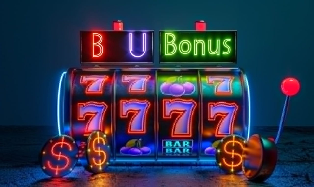 မြန်မာ Bingo ကဒ်ပြား ဂိမ်းကစားနေသော ကစားသမားများ